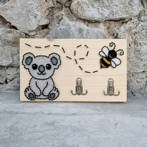Ξύλινη παιδική κρεμάστρα με καρφιά & κλωστές "Koala" 35x20cm - ξύλο, κορίτσι, αγόρι, δώρο, κρεμάστρες - 2