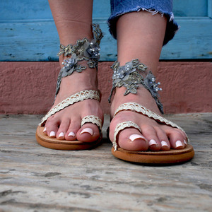 Φλατ Δερμάτινα γυναικεία σανδάλια με χρυσές και σκούρες γκρι αποχρώσεις. - φλατ, ankle strap - 2