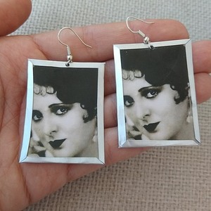 σκουλαρίκια μέταλλο αλουμίνιο πρόσωπο γυναίκας vintage pin up φωτογραφία - επάργυρα, κρεμαστά, μεγάλα, faux bijoux, φθηνά - 4