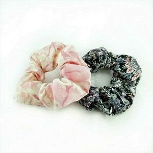 Σετ Scrunchies ροζ-άσπρο και μαύρο με μωβ λουλούδια. - λαστιχάκια μαλλιών