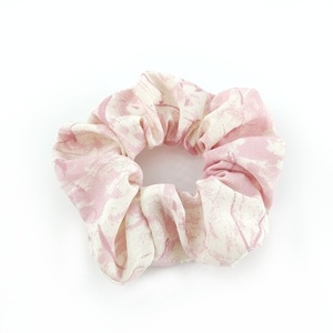 Σετ Scrunchies ροζ-άσπρο και μαύρο με μωβ λουλούδια. - λαστιχάκια μαλλιών - 4