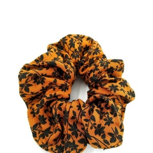 Scrunchie πορτοκαλί με μαύρα λουλούδια - ύφασμα, λαστιχάκια μαλλιών