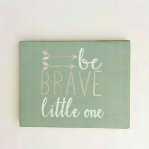 "Be brave little one" - Ξύλινη διακοσμητική πινακίδα για το βρεφικό / παιδικό δωμάτιο / δώρο γέννησης - πίνακες & κάδρα, δώρα για βάπτιση, δώρο γέννησης