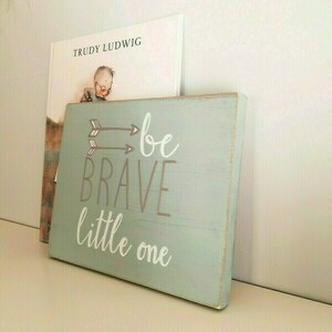 "Be brave little one" - Ξύλινη διακοσμητική πινακίδα για το βρεφικό / παιδικό δωμάτιο / δώρο γέννησης - πίνακες & κάδρα, δώρα για βάπτιση, δώρο γέννησης - 2