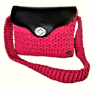 Νεανική χειροποίητη τσάντα ταχυδρόμου πλεγμένη με ροζ t-shirt yarn με διαστάσεις : 32*25*6 - ώμου, χειροποίητα, μεγάλες, all day, πλεκτές τσάντες