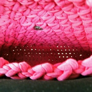 Νεανική χειροποίητη τσάντα ταχυδρόμου πλεγμένη με ροζ t-shirt yarn με διαστάσεις : 32*25*6 - ώμου, χειροποίητα, μεγάλες, all day, πλεκτές τσάντες - 5