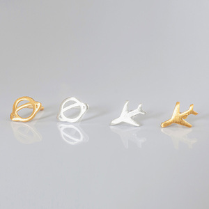 tiny universe earrings - ασήμι, minimal, καρφωτά, μικρά, αεροπλάνο