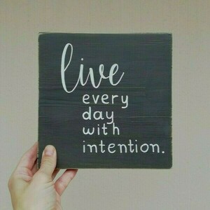 "live every day with intention" - Ξύλινη πινακίδα 20 × 20 εκ. για την είσοδο / το καθιστικό / την κουζίνα - vintage, χειροποίητα, διακοσμητικά - 3