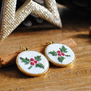 Κεντητά σκουλαρίκια *Under the mistletoe* - ορείχαλκος, χριστουγεννιάτικο, κρεμαστά, χριστούγεννα - 3