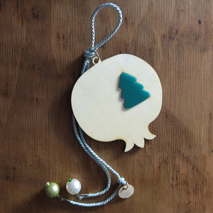 Ξύλινο γούρι ρόδι με πράσινο δεντράκι - ξύλο, ρόδι, χριστουγεννιάτικα δώρα, γούρια - 2