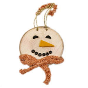 "Χιονάνθρωπος!" – Λευκός Χιονάνθρωπος χειροποίητο στολίδι δέντρου από ξύλο, μάλλινο κασκόλ και ανάγλυφα στοιχεία, διάμετρος 10 εκ. - ξύλο, χιονάνθρωπος, χριστουγεννιάτικα δώρα, στολίδι δέντρου, στολίδια