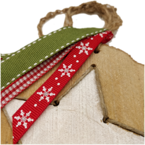 "Κέντημα σε ξύλο!" - Χειροποίητο στολίδι ξύλο, διάμετρος 13 εκ. Κεντημένο λευκό αστέρι, κόκκινη πράσινη κορδέλα - ξύλο, αστέρι, χριστουγεννιάτικα δώρα, στολίδι δέντρου - 2