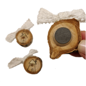 "Σπιτάκια!" - Χειροποίητα μαγνητάκια σετ 3 τμχ. από καφέ ξύλο διαμέτρου 4 εκ. και λευκή δαντέλα - ξύλο, σπιτάκι, πρωτότυπα δώρα, μαγνητάκια, μαγνητάκια ψυγείου - 3