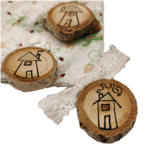 "Σπιτάκια!" - Χειροποίητα μαγνητάκια σετ 3 τμχ. από καφέ ξύλο διαμέτρου 4 εκ. και λευκή δαντέλα - ξύλο, σπιτάκι, πρωτότυπα δώρα, μαγνητάκια, μαγνητάκια ψυγείου - 2