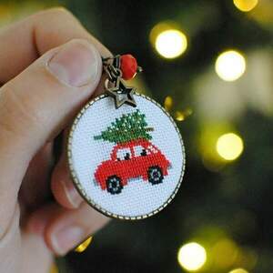 Κεντητό μενταγιόν *Driving home for Christmas* - κεντητά, ορείχαλκος, χριστουγεννιάτικο δέντρο, χριστούγεννα - 3