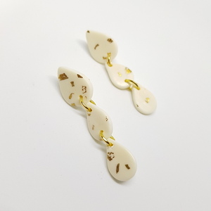 Λευκά νυφικά σκουλαρίκια κρεμαστά με χρυσές λεπτομέρειες. 4 εκ - πηλός, μικρά, boho, κρεμαστά