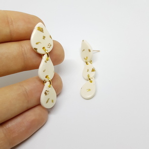 Λευκά νυφικά σκουλαρίκια κρεμαστά με χρυσές λεπτομέρειες. 4 εκ - πηλός, μικρά, boho, κρεμαστά - 2