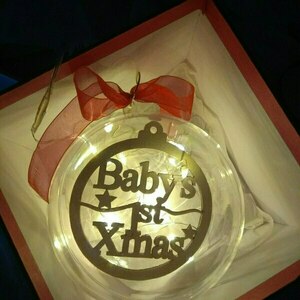 Διάφανη χριστουγεννιάτικη μπάλα με γούρι ξύλινο για το νέο μέλος της οικογένειας - δώρο, χριστουγεννιάτικα δώρα, πρώτα Χριστούγεννα, στολίδια, δώρα για μωρά, μπάλες