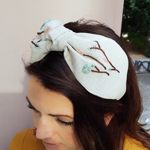 Χειροποίτη φλοράλ στέκα με κέντημα στο χέρι σε μπεζ λινό ύφασμα / Handmade floral embroidery headband in beige linen cloth. - στέκες - 3