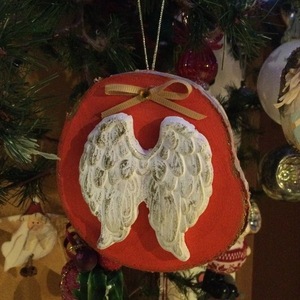 Χριστουγεννιάτικο στολίδι σε ξύλο, με φτερά από πηλό. - ξύλο, πηλός, χριστουγεννιάτικα δώρα, στολίδια - 2