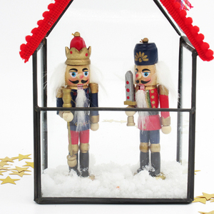 Χριστουγεννιάτικη διακοσμητική σύνθεση "Γυάλινο Σπιτάκι με χρωματιστούς Καρυοθραύστες"|Γούρι 2022 - γυαλί, σπίτι, διακοσμητικά - 4
