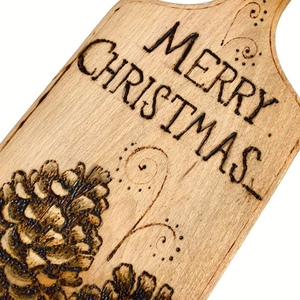 Καφέ ξύλο κοπής με πυρογραφία «κουκουνάρι» - Διαστάσεις: 31*15εκ. - ξύλο, χριστουγεννιάτικο, διακοσμητικά, κουκουνάρι, είδη κουζίνας, δώρα για γυναίκες - 3