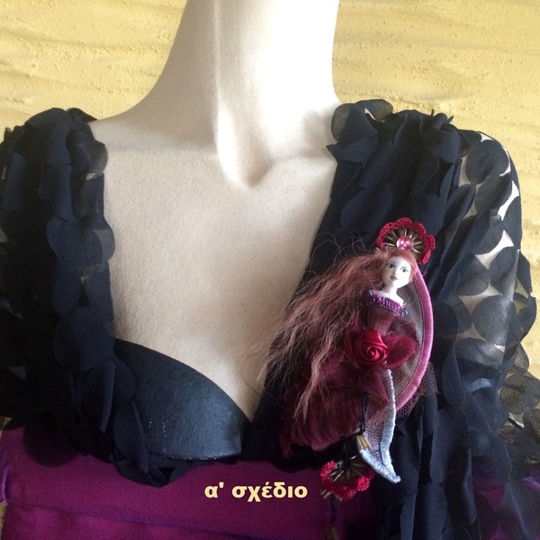 Καρφίτσα γυναικεία χειροποίητη "Κούκλα Μινιατούρα" - μετάξι, ύφασμα, πηλός, κουκλίτσα, μαμά - 3