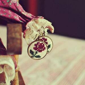 Κεντητά σκουλαρίκια Retro Rose - κεντητά, vintage, ορείχαλκος, τριαντάφυλλο, κρεμαστά - 4