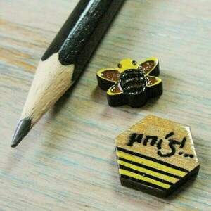 "Μέλισσα και Κηρήθρα!" - Καρφωτά σκουλαρίκια από ξύλο κίτρινο μαύρο καφέ 1,3 εκ. ζωγραφισμένα στο χέρι, βάση ατσάλι - πρωτότυπο, καρφωτά, μικρά - 4