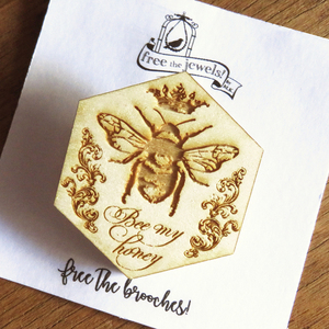 Ξύλινη καρφίτσα με χάραξη "Bee my honey"" - ξύλο, αξεσουάρ, χάραξη, αγ. βαλεντίνου - 2