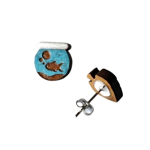 "Απόδραση!" - Καρφωτά σκουλαρίκια γυάλα και ψάρι από ξύλο 1,3 εκ. ζωγραφισμένα στο χέρι, βάση ατσάλι - πρωτότυπο, καθημερινό, καρφωτά, μικρά, δώρα για γυναίκες - 2