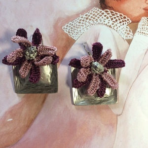 Μεγάλα σκουλαρίκια "Knit-Metal" με μαργαρίτες ροζ--κυκλαμινί - αλπακάς, λουλούδι, κρεμαστά, μεγάλα, πλεκτά - 5