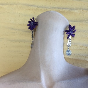 Μακριά σκουλαρίκια "Knit-Metal" με μωβ μαργαρίτες - αλπακάς, μακριά, λουλούδι, κρεμαστά, πλεκτά - 3
