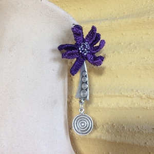 Μακριά σκουλαρίκια "Knit-Metal" με μωβ μαργαρίτες - αλπακάς, μακριά, λουλούδι, κρεμαστά, πλεκτά - 5