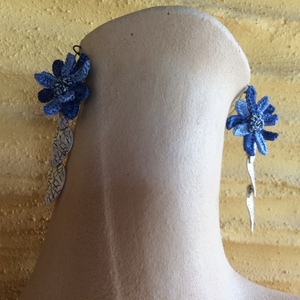 Μακριά σκουλαρίκια "Knit-Metal" με μπλε μαργαρίτες - αλπακάς, μακριά, λουλούδι, κρεμαστά, πλεκτά - 3