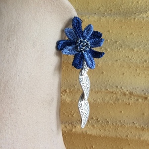 Μακριά σκουλαρίκια "Knit-Metal" με μπλε μαργαρίτες - αλπακάς, μακριά, λουλούδι, κρεμαστά, πλεκτά - 4