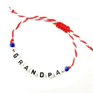 Μαρτάκι για τον παππού που γράφει "grandpa" σε ακριλικές χάντρες με κλασσικό άσπρο-κόκκινο βαμβακερό κορδόνι - ανδρικά, παππούς, personalised, μαρτάκια, αυξομειούμενα