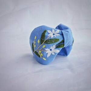 Χειροποίτη φλοράλ στέκα με κέντημα στο χέρι σε baby blue λινό ύφασμα / Handmade floral embroidery headband in baby blue linen cloth . - ύφασμα, στέκες - 3