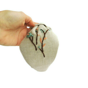 Χειροποίτη φλοράλ στέκα με κέντημα στο χέρι σε μπεζ λινό ύφασμα / Handmade floral embroidery headband in beige linen cloth. - στέκες - 2