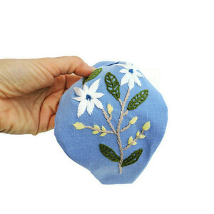 Χειροποίτη φλοράλ στέκα με κέντημα στο χέρι σε baby blue λινό ύφασμα / Handmade floral embroidery headband in baby blue linen cloth . - ύφασμα, στέκες - 2