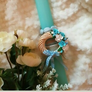 πασχαλινό γαλάζιο αρωματικό λαμπαδάκι 22εκ με στεφανάκι από μπαμπού και χειροποίητα λουλούδια από πολυμερικό πηλο - αγόρι, λαμπάδες, για παιδιά, για ενήλικες, πολυμερικό πηλό - 2