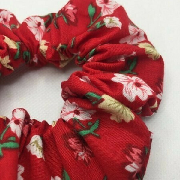 Υφασμάτινο λαστιχάκι scrunchie floral red - ύφασμα, φλοράλ, για τα μαλλιά, δώρα για γυναίκες, λαστιχάκια μαλλιών - 2