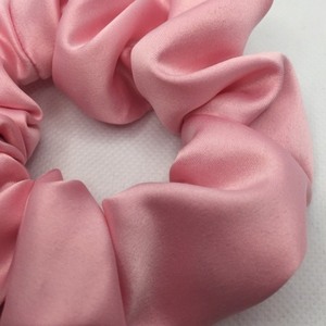 Υφασμάτινο λαστιχάκι scrunchie σατέν ροζ - ύφασμα, σατέν, για τα μαλλιά, δώρα για γυναίκες, λαστιχάκια μαλλιών - 2