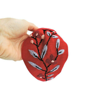 Χειροποίτη φλοράλ στέκα με κέντημα στο χέρι σε κοκκινο λινό ύφασμα! / Handmade floral embroidery headband in red linen cloth . - στέκες - 2