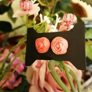 Καρφωτά σκουλαρίκια από πολυμερικό πηλό χειροποίητα σχέδιο : πεώνιες - λουλούδια, πηλός, χειροποίητα, μικρά, καρφάκι - 2