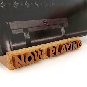 Bάση "Now Playing" για δίσκο βινυλίου από ανακυκλωμένο ξύλο δρυ και καρυδιά - χειροποίητα