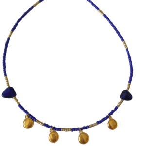 Κολιέ με χαντρες μπλε-χρυσό και επίχρυσα στοιχεία φλουριά - charms, χάντρες, κοντά, φλουριά, επιχρυσωμένο στοιχείο