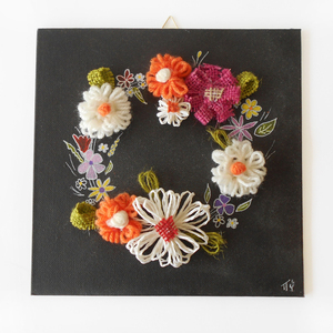 Καδράκι καμβάς, με στεφάνι από χειροποίητα λουλούδια από μαλλί, σπάγκο και ζωγραφική 20x20cm - πίνακες & κάδρα, καμβάς, στεφάνια, λουλούδια