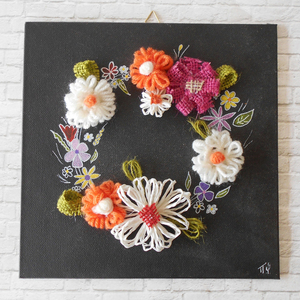 Καδράκι καμβάς, με στεφάνι από χειροποίητα λουλούδια από μαλλί, σπάγκο και ζωγραφική 20x20cm - πίνακες & κάδρα, καμβάς, στεφάνια, λουλούδια - 4