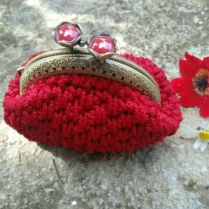 Red purse/ Πλεκτό πορτοφολάκι με ιδιαίτερο λουλουδένιο κλείσιμο - πλεκτό, λουλούδι, πορτοφόλια κερμάτων - 3